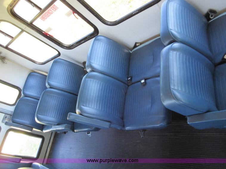 image for item L2833 1999 Ford Econoline E450 shuttle bus