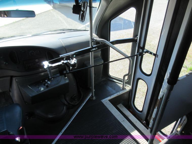 image for item L2833 1999 Ford Econoline E450 shuttle bus