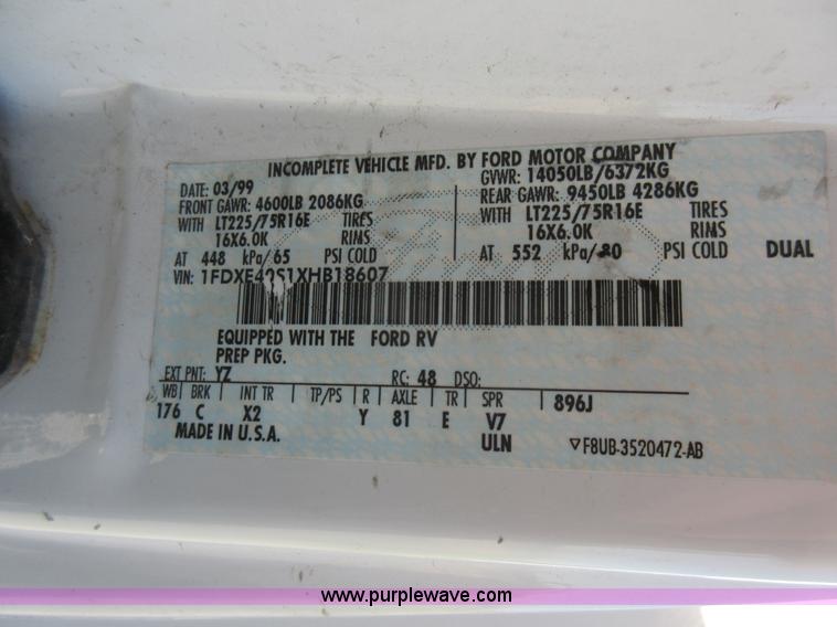 image for item L2833 1999 Ford Econoline E450 shuttle bus