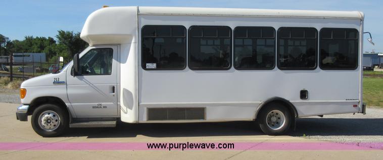 image for item L2834 2006 Ford E450 shuttle bus