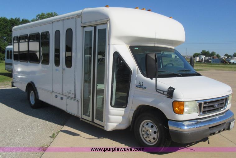 image for item L2834 2006 Ford E450 shuttle bus
