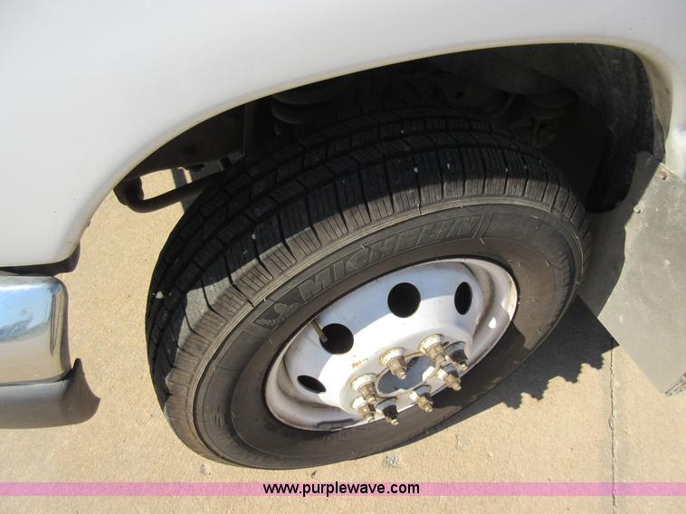 image for item L2834 2006 Ford E450 shuttle bus