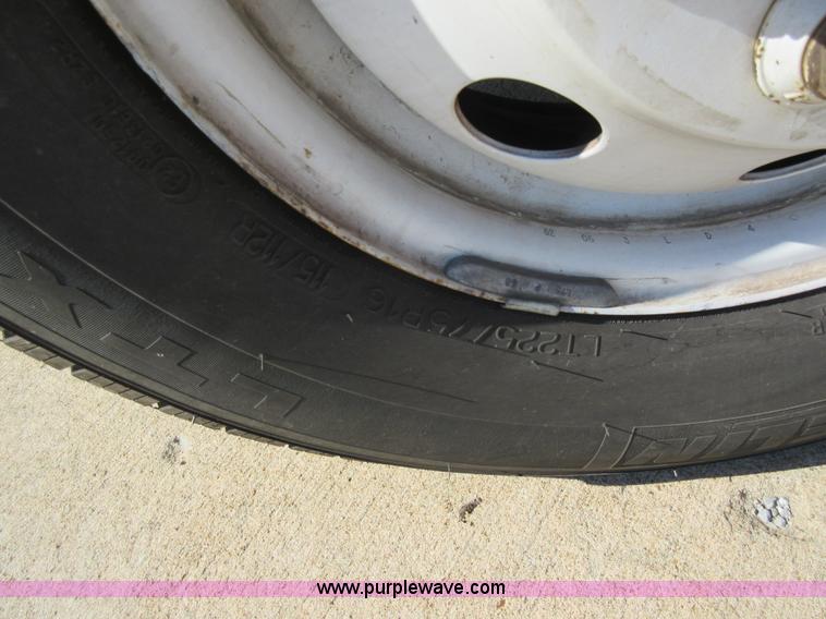 image for item L2834 2006 Ford E450 shuttle bus