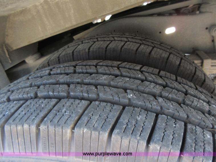 image for item L2834 2006 Ford E450 shuttle bus