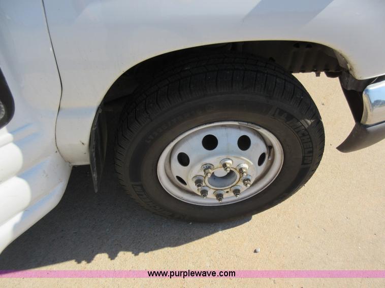 image for item L2834 2006 Ford E450 shuttle bus