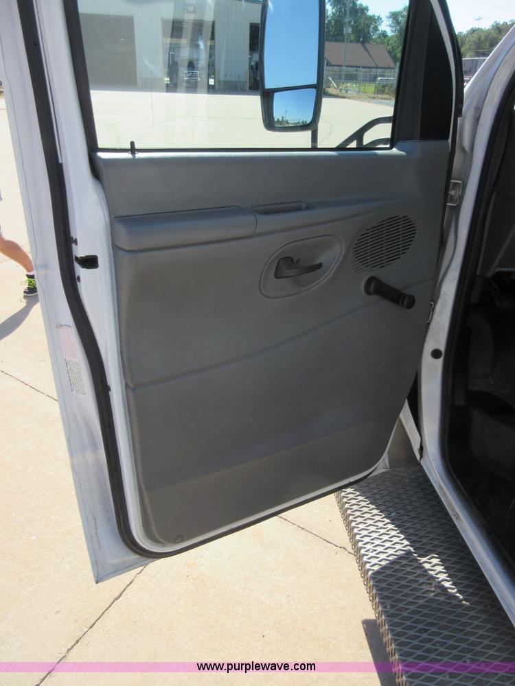 image for item L2834 2006 Ford E450 shuttle bus