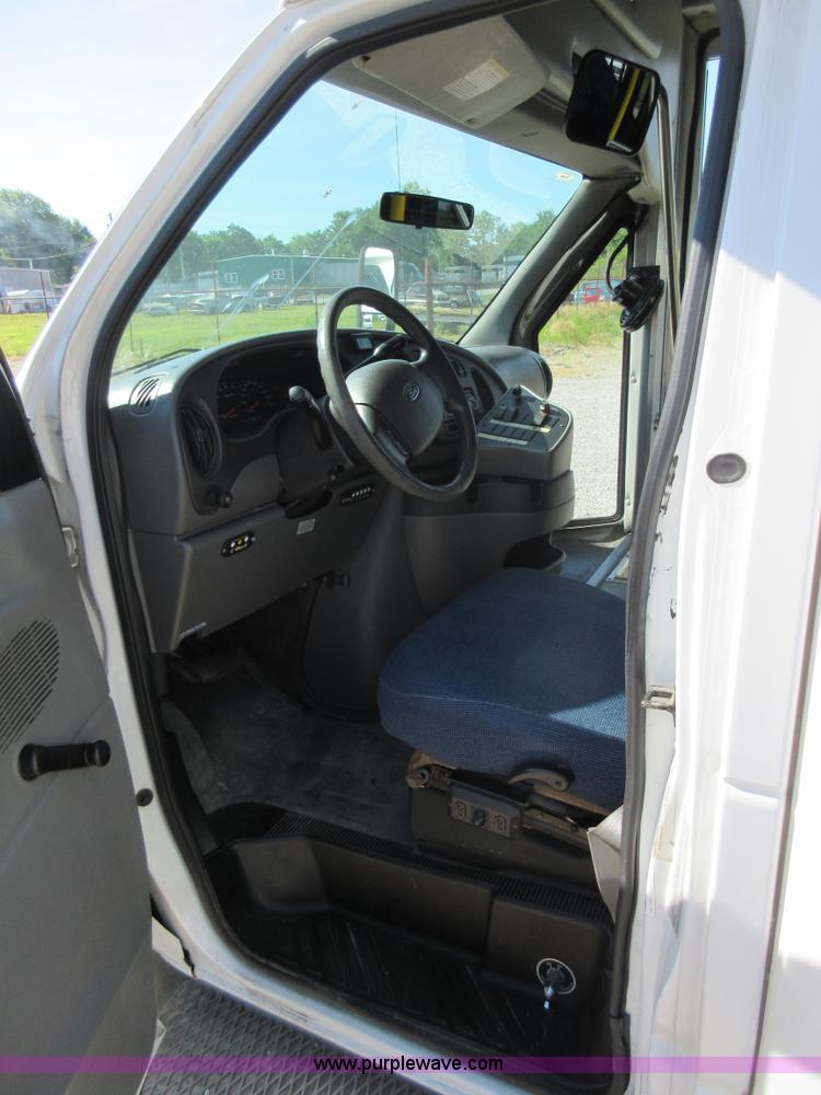 image for item L2834 2006 Ford E450 shuttle bus
