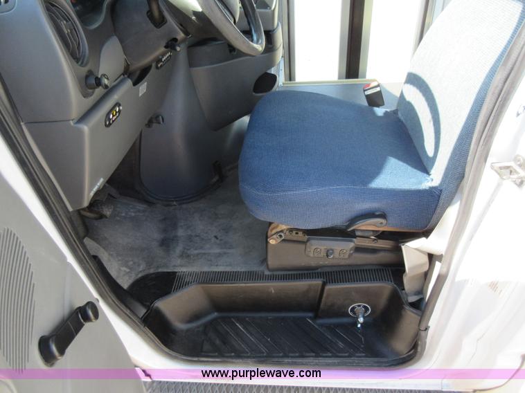 image for item L2834 2006 Ford E450 shuttle bus