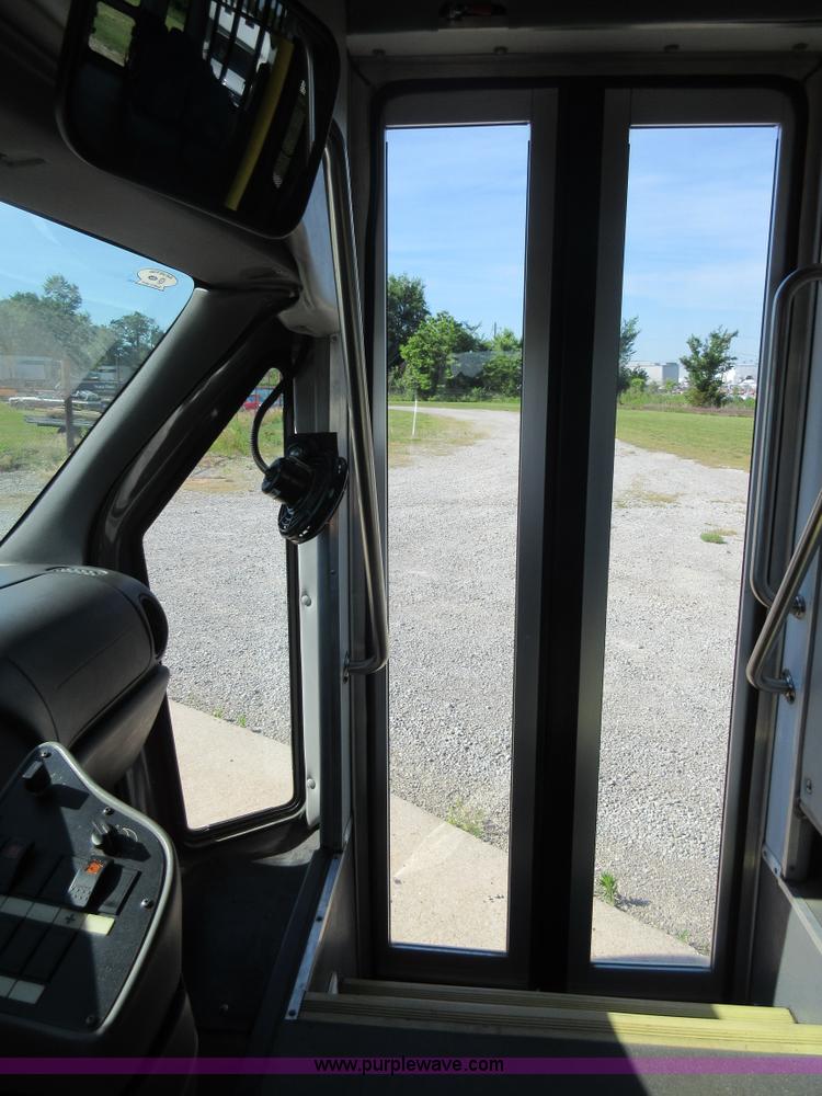 image for item L2834 2006 Ford E450 shuttle bus