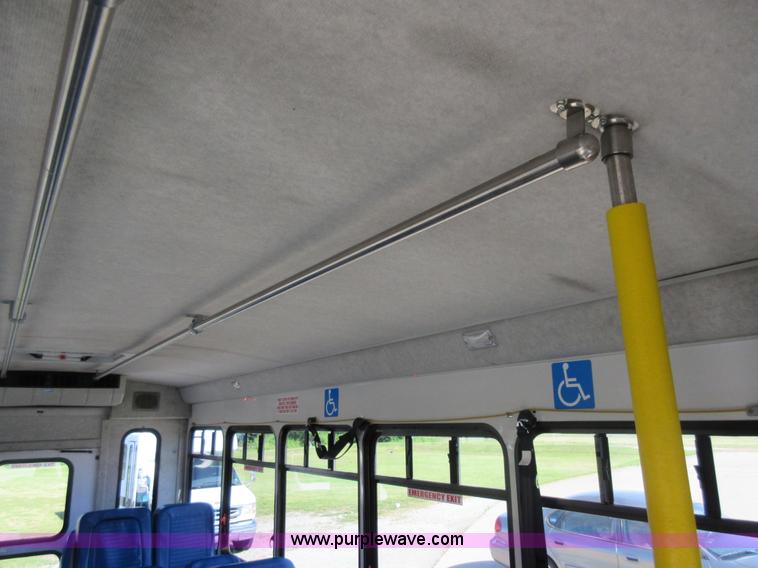 image for item L2834 2006 Ford E450 shuttle bus