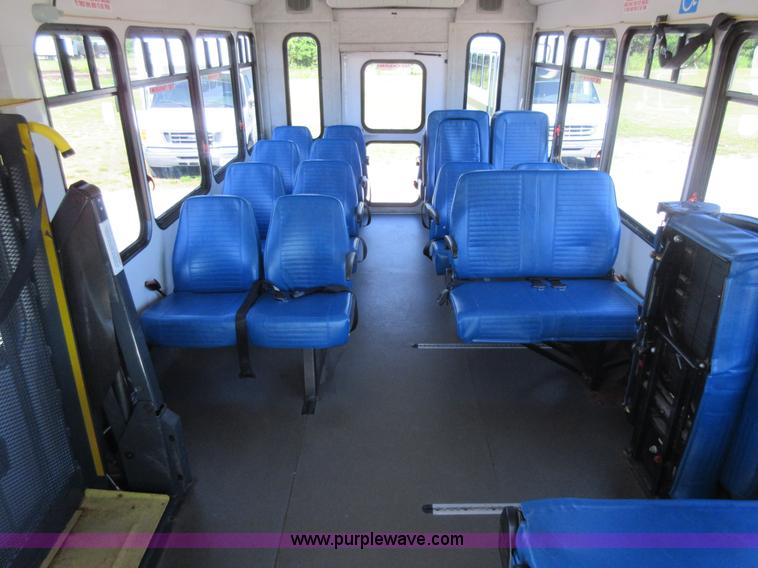 image for item L2834 2006 Ford E450 shuttle bus