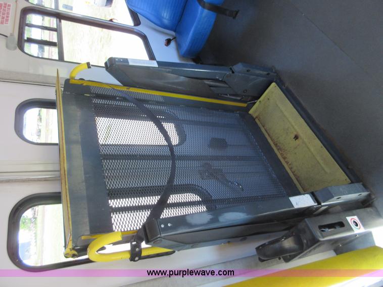 image for item L2834 2006 Ford E450 shuttle bus