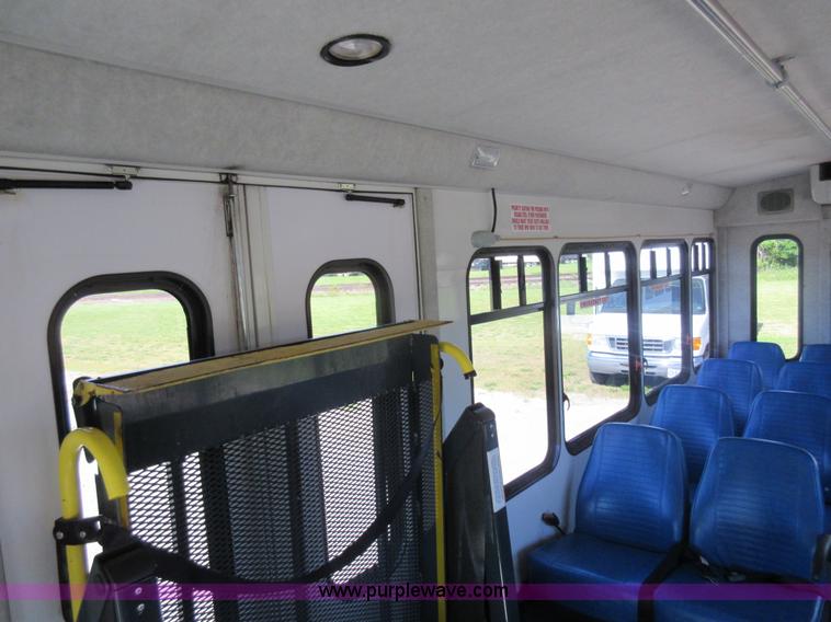 image for item L2834 2006 Ford E450 shuttle bus