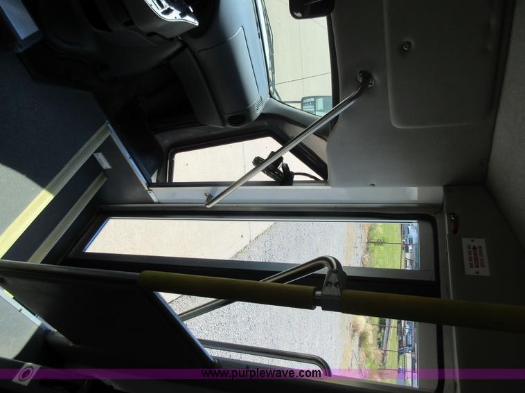image for item L2834 2006 Ford E450 shuttle bus