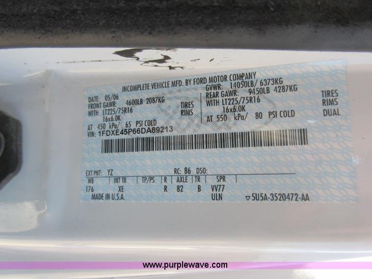 image for item L2834 2006 Ford E450 shuttle bus