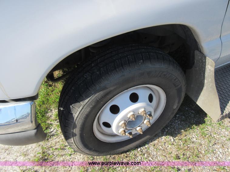 image for item L2835 2006 Ford E450 shuttle bus