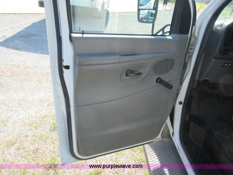 image for item L2835 2006 Ford E450 shuttle bus