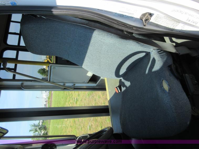 image for item L2835 2006 Ford E450 shuttle bus