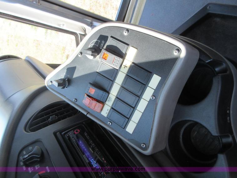 image for item L2835 2006 Ford E450 shuttle bus