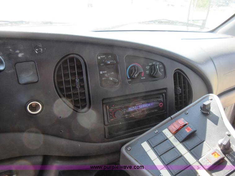 image for item L2835 2006 Ford E450 shuttle bus
