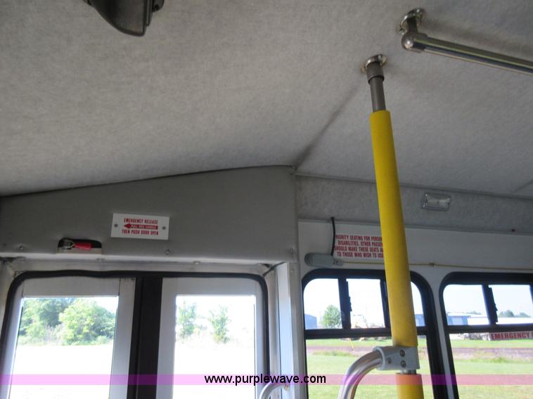 image for item L2835 2006 Ford E450 shuttle bus