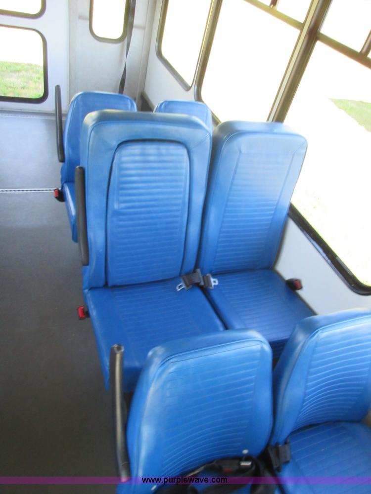 image for item L2835 2006 Ford E450 shuttle bus