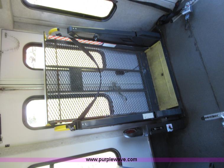 image for item L2835 2006 Ford E450 shuttle bus