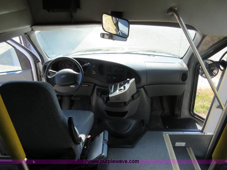 image for item L2835 2006 Ford E450 shuttle bus