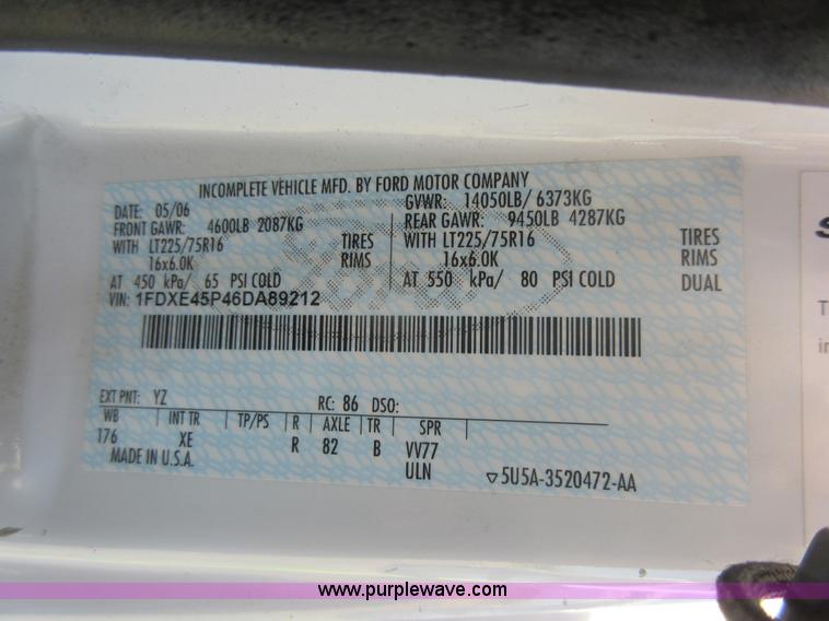 image for item L2835 2006 Ford E450 shuttle bus