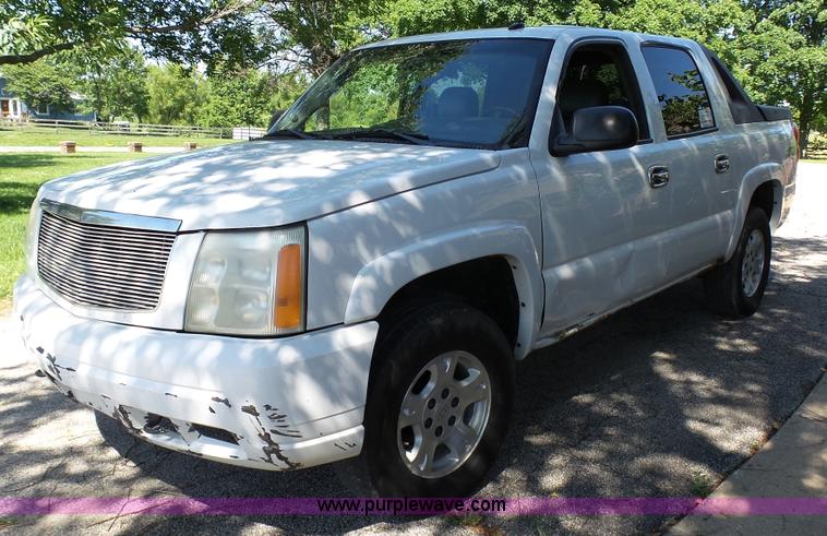 image for item L4792 2003 Chevrolet Avalanche 1500 pickup truck