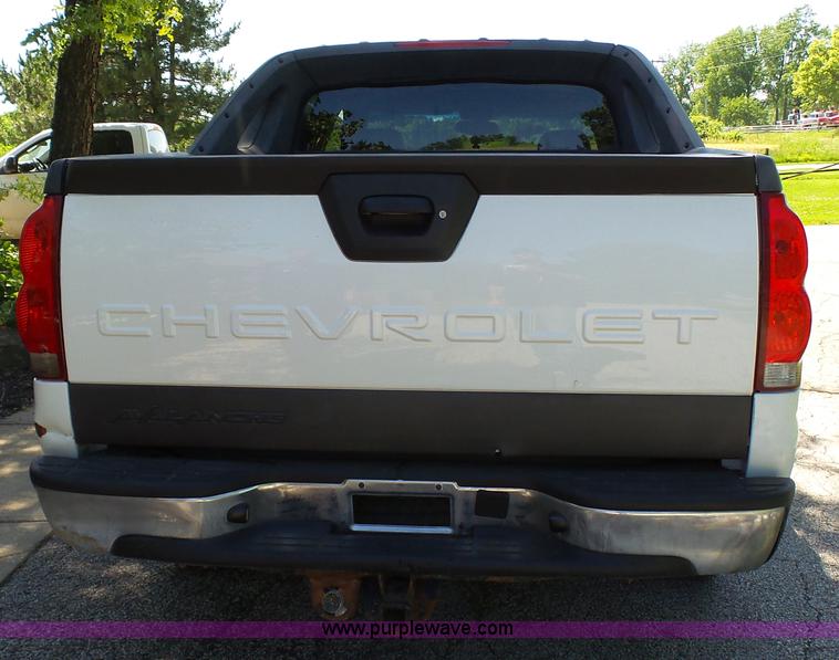 image for item L4792 2003 Chevrolet Avalanche 1500 pickup truck