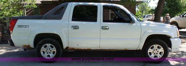 image for item L4792 2003 Chevrolet Avalanche 1500 pickup truck