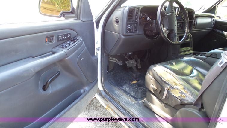 image for item L4792 2003 Chevrolet Avalanche 1500 pickup truck