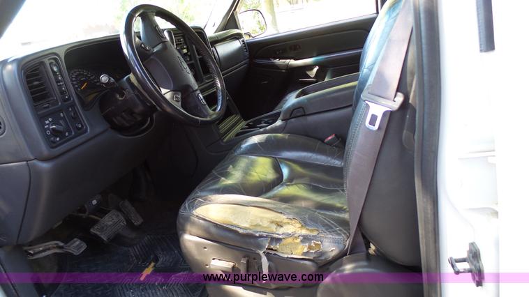 image for item L4792 2003 Chevrolet Avalanche 1500 pickup truck