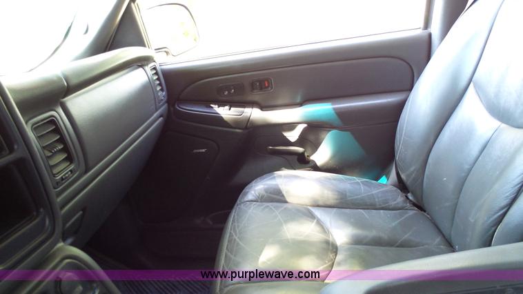 image for item L4792 2003 Chevrolet Avalanche 1500 pickup truck