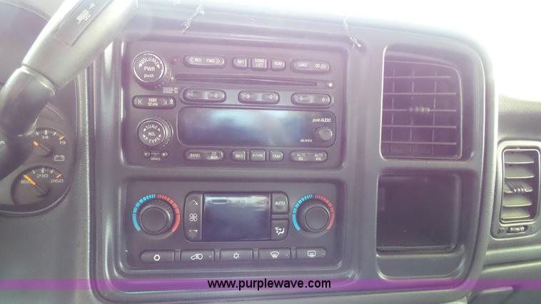 image for item L4792 2003 Chevrolet Avalanche 1500 pickup truck