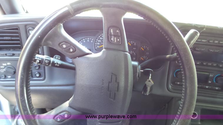 image for item L4792 2003 Chevrolet Avalanche 1500 pickup truck