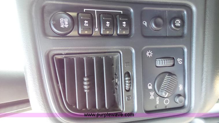 image for item L4792 2003 Chevrolet Avalanche 1500 pickup truck