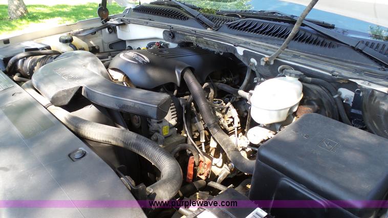 image for item L4792 2003 Chevrolet Avalanche 1500 pickup truck