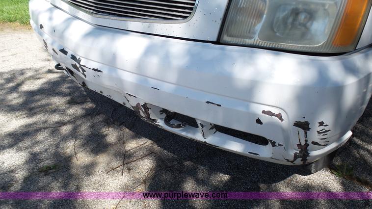 image for item L4792 2003 Chevrolet Avalanche 1500 pickup truck