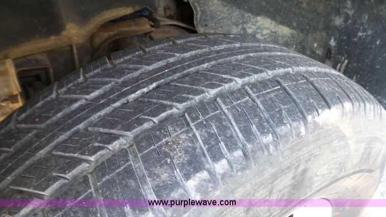 image for item L4792 2003 Chevrolet Avalanche 1500 pickup truck