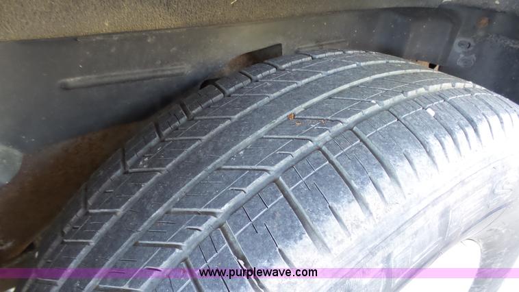 image for item L4792 2003 Chevrolet Avalanche 1500 pickup truck