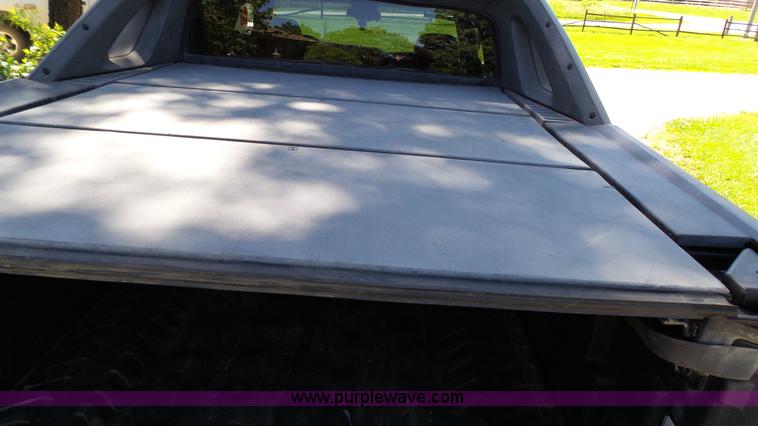 image for item L4792 2003 Chevrolet Avalanche 1500 pickup truck