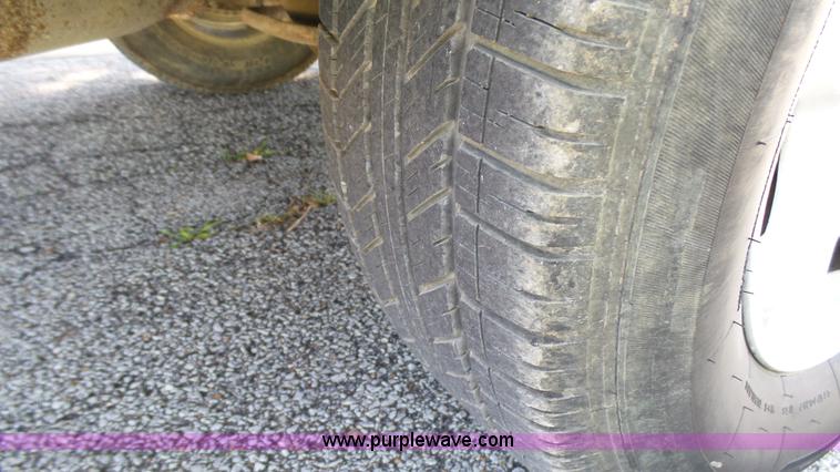 image for item L4792 2003 Chevrolet Avalanche 1500 pickup truck