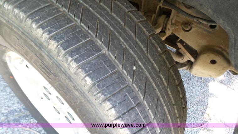 image for item L4792 2003 Chevrolet Avalanche 1500 pickup truck