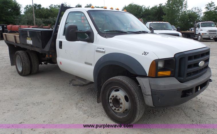 image for item L4807 2006 Ford F450 flatbed truck