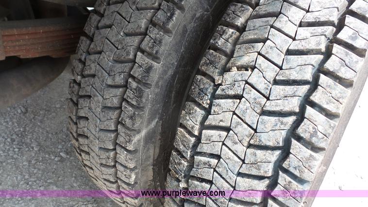 image for item L4807 2006 Ford F450 flatbed truck