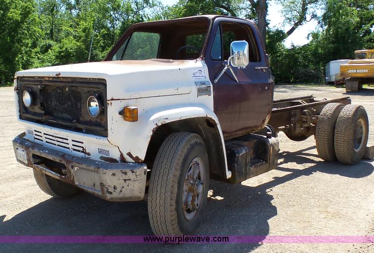 image for item L4918 1978 GMC 6500 truck cab and chassis