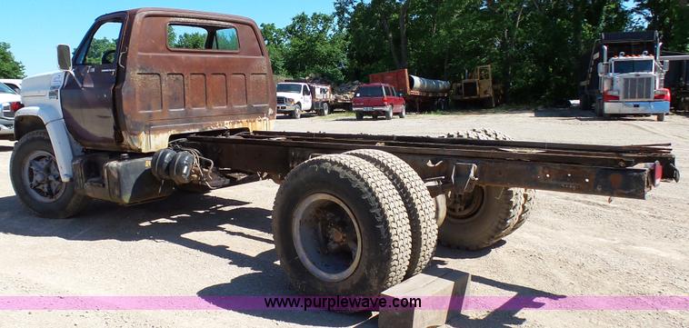 image for item L4918 1978 GMC 6500 truck cab and chassis