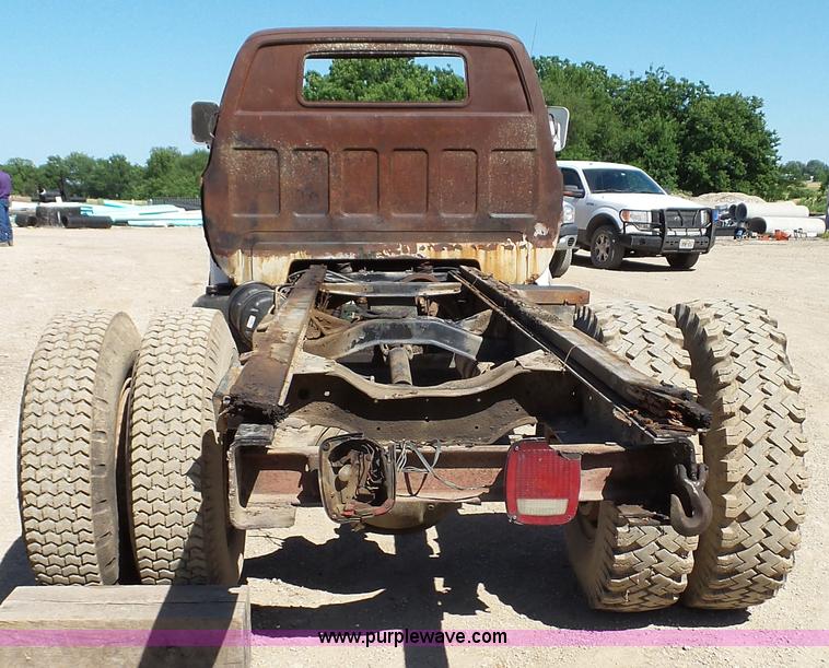 image for item L4918 1978 GMC 6500 truck cab and chassis